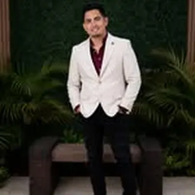 Edgar Eduardo Lara Flores, Santa Lara Pizza y Sushi