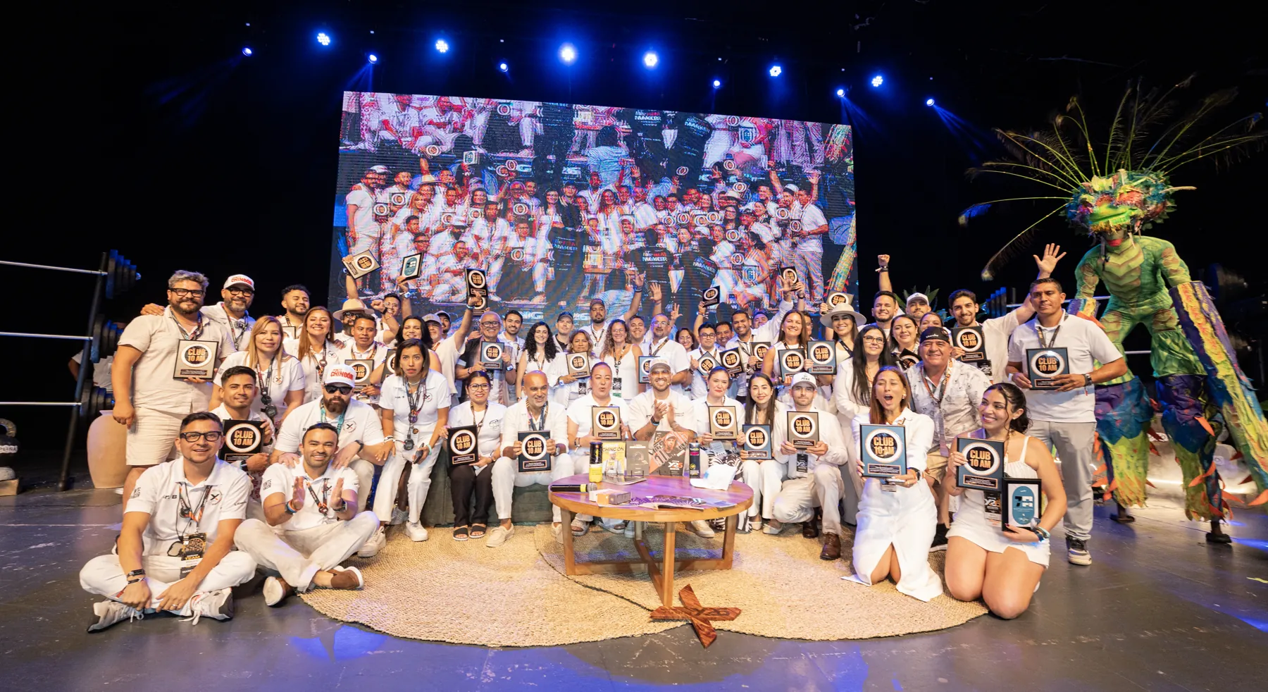 Miembros del Club de las 10 AM recibiendo su placa en el escenario de XTRONG