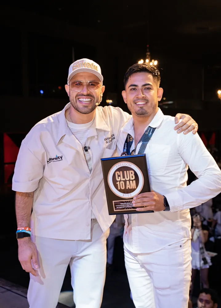 Titto Gálvez entrega la placa del Club de las 10 AM a un miembro en XTRONG